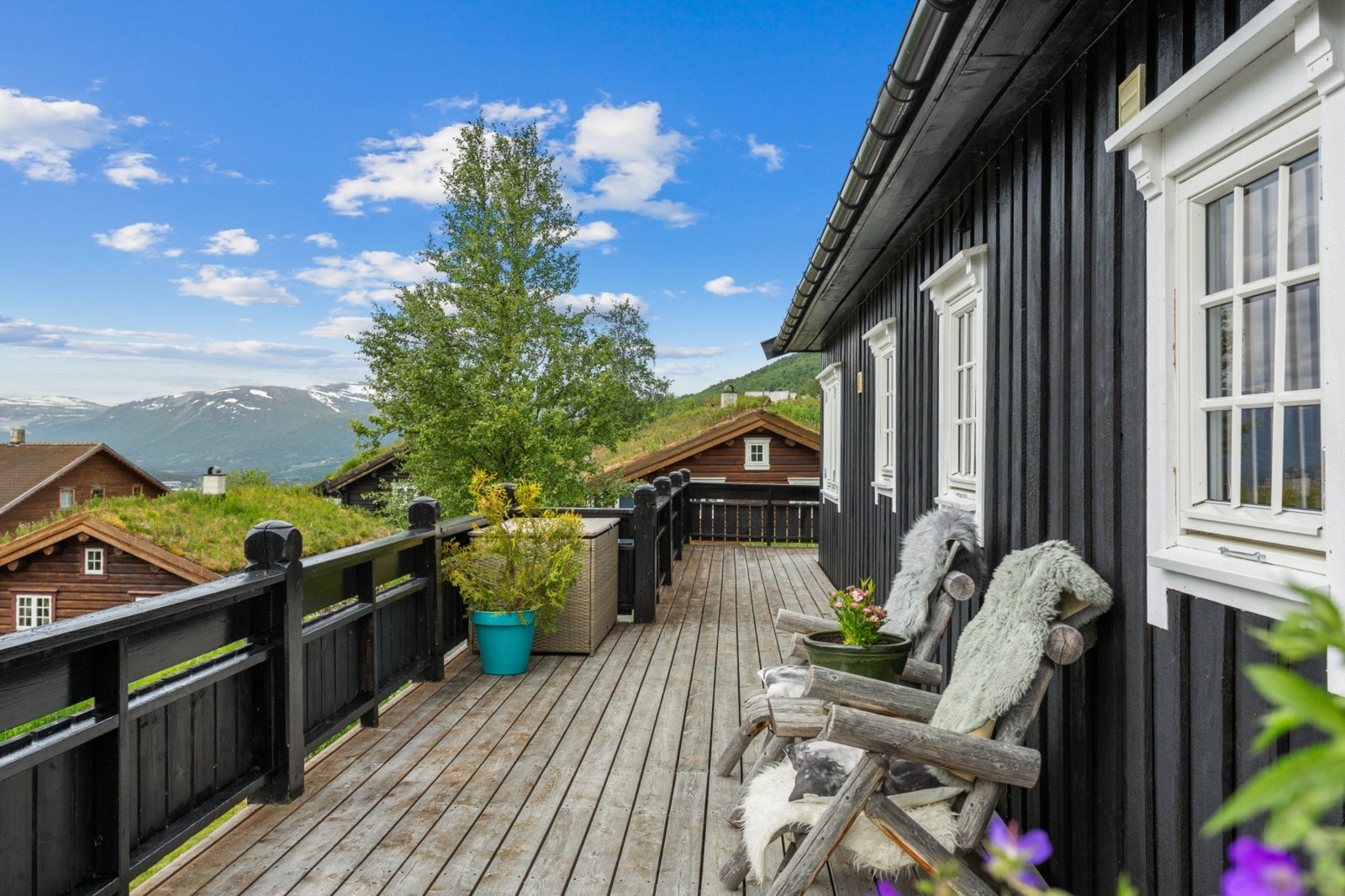 Stor terrasse ligger på utsikts siden av hytta. Galleribilde