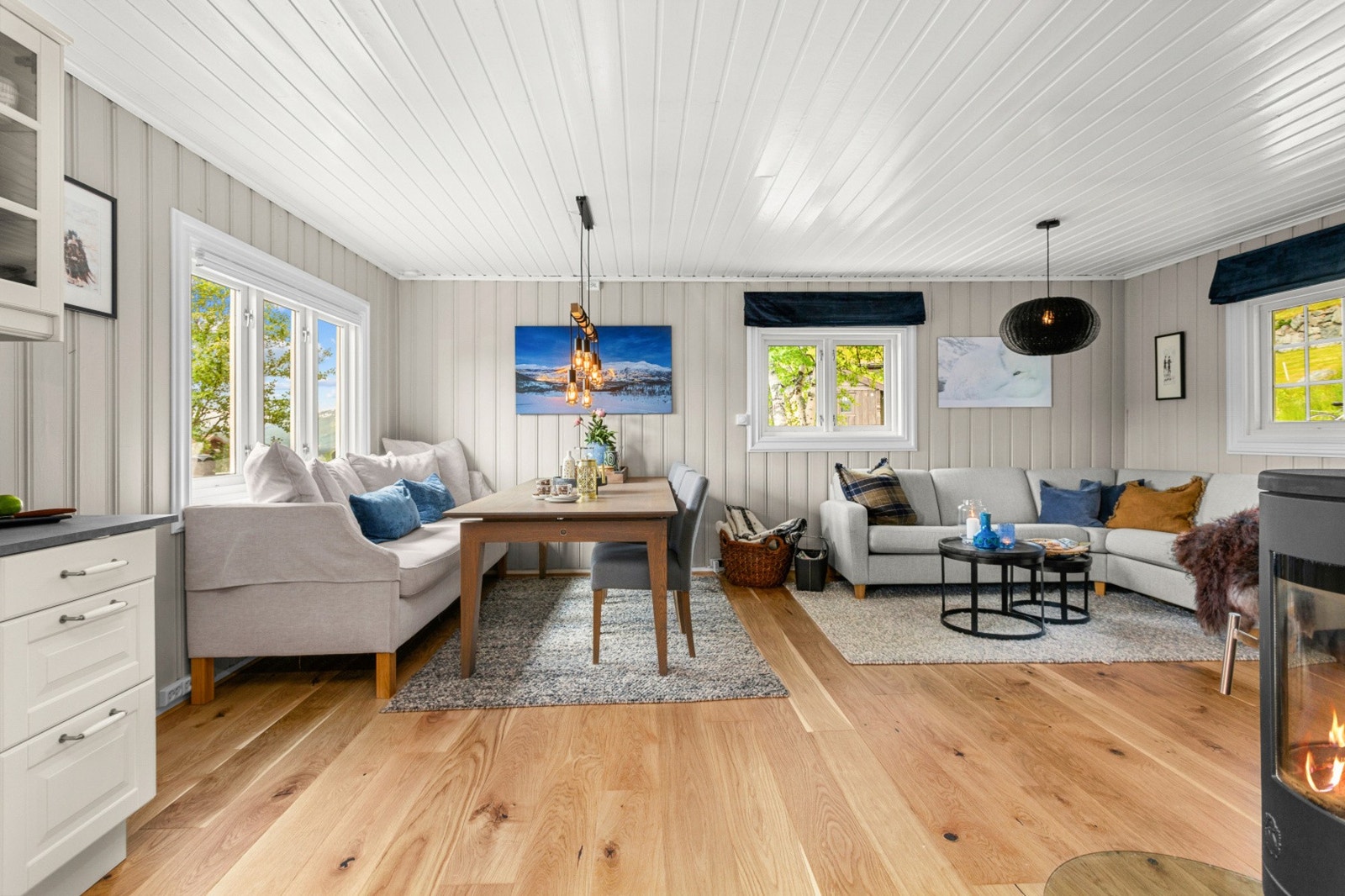 Stuen har godt med vindusflater fordelt på 3 endevegger. Galleribilde