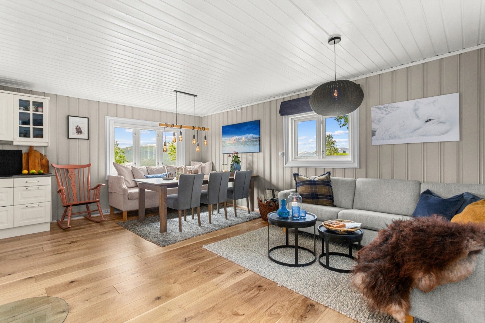 Hytta holder en gjennomgående god standard og har en praktisk planløsning som fremstår som romslig. Galleribilde