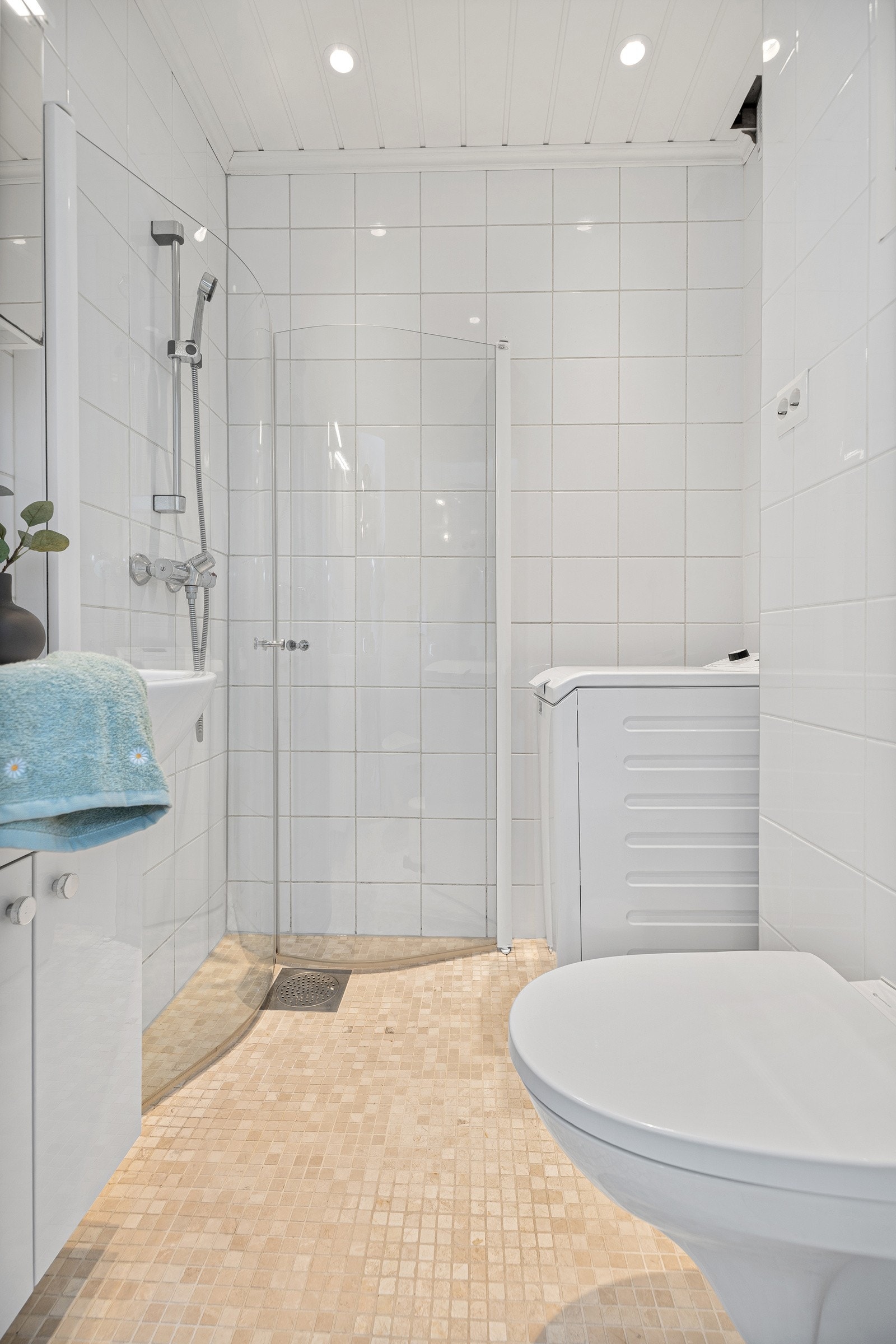 Pent flislagt bad med opplegg til vaskemaskin Galleribilde