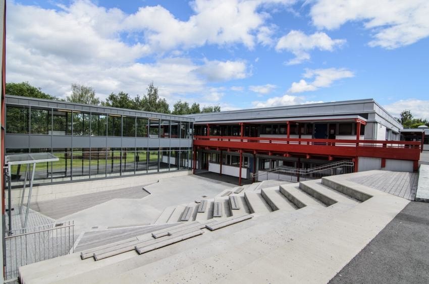 Boligen sokner til Haugen barneskole som sto ferdig rehabilitert til skolestart 2017. Galleribilde