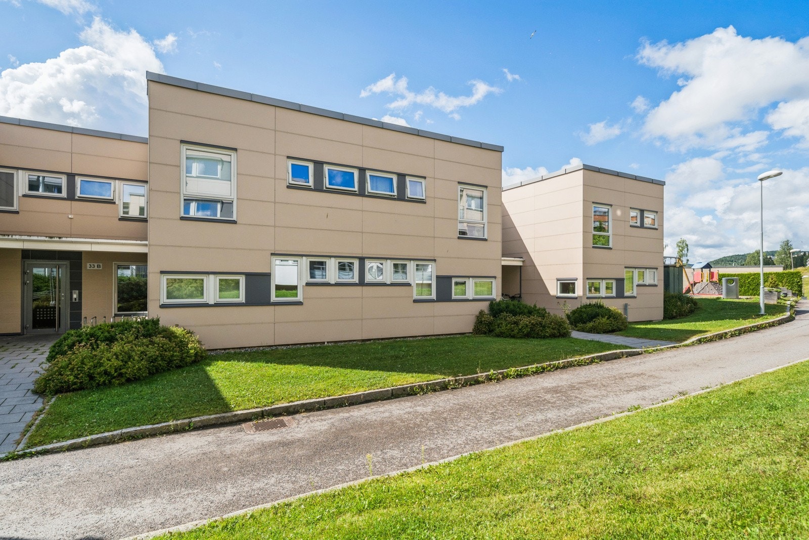 Rehabiliterte fasader fra 2012-13. Vinduer med 2 og 3 lags isolerglass fra 2012. Galleribilde