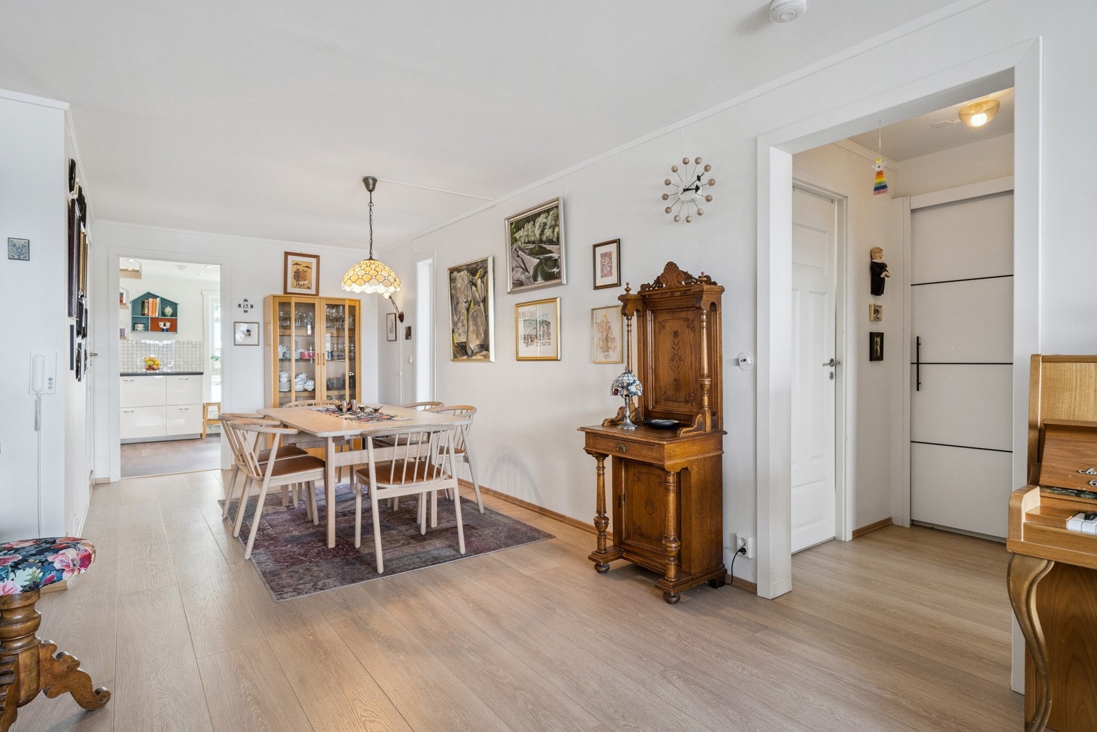 Stuen er lett å møblere. Du kan fint ha både salong, spisestue og øvrige soner. Galleribilde