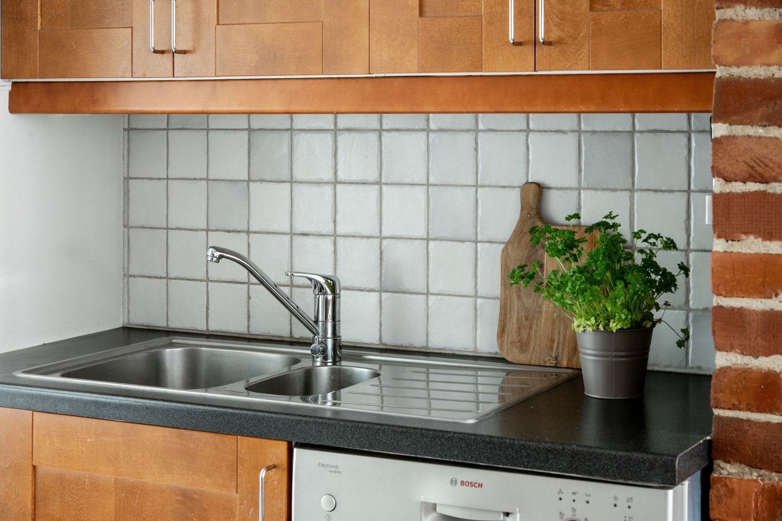 Hvitevarene består av komfyr med koketopp, oppvaskmaskin, kombiskap samt avtrekksvifte med kullfilter. Galleribilde