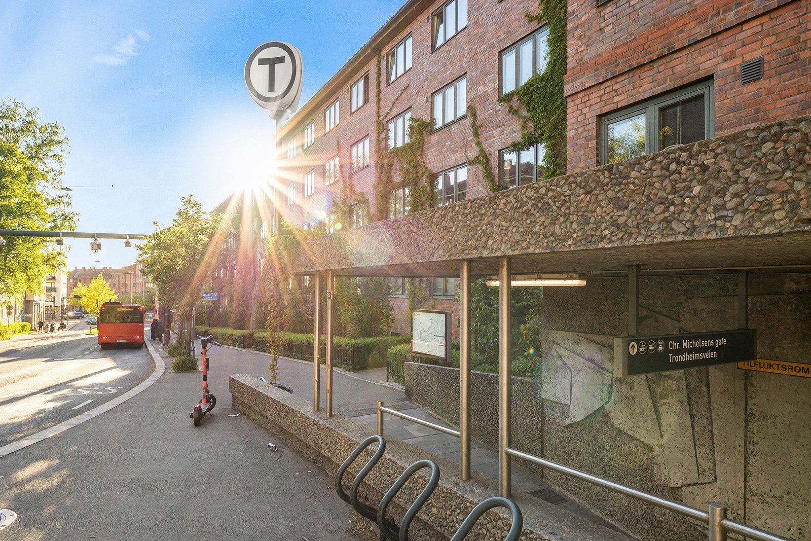 Kort vei til gode kollektivtilbud, her Carl Berner T-Bane. Galleribilde