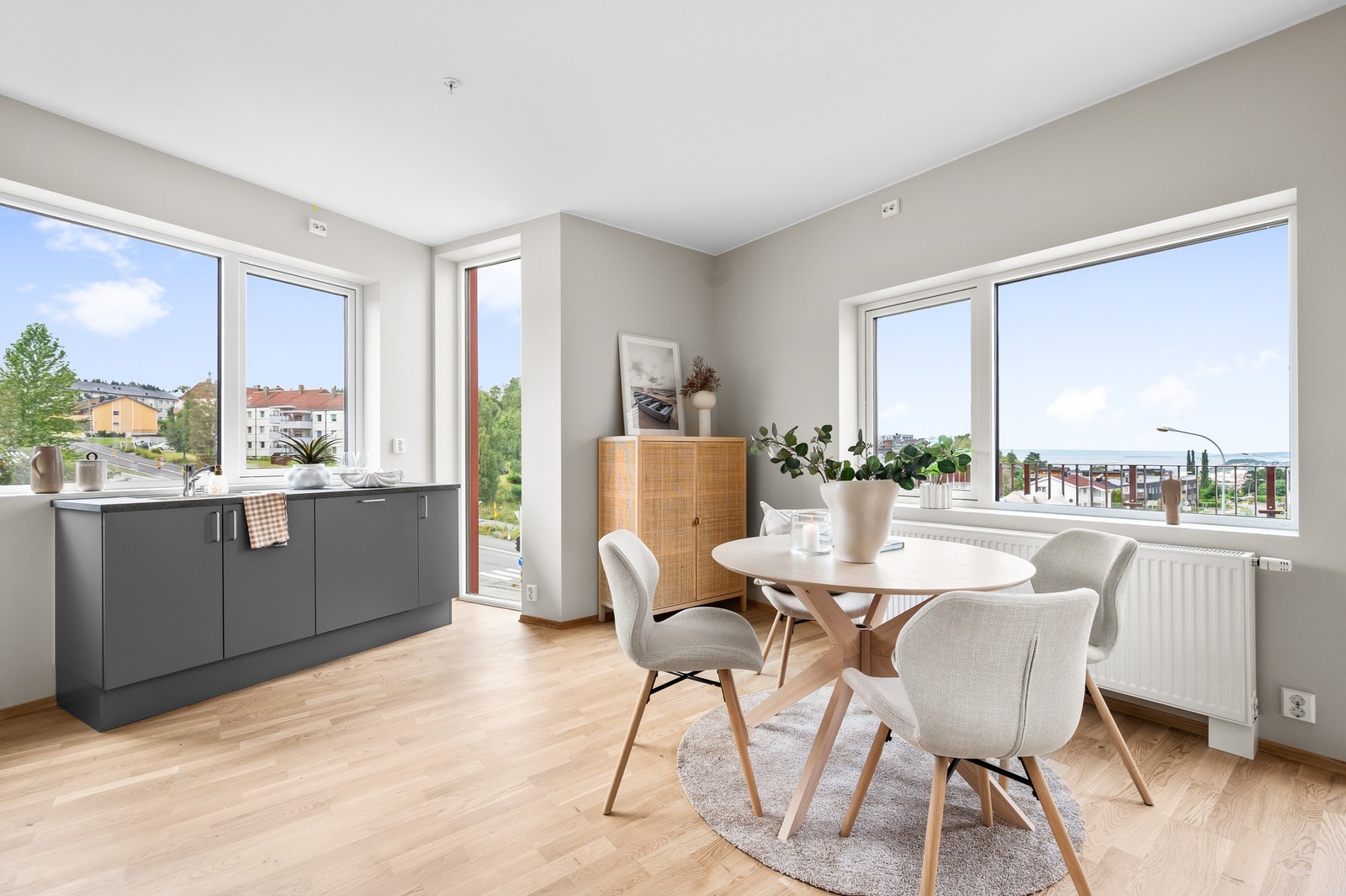 Selger har oppgradert kjøkkenet, så her kommer det enda mer kjøkkeninnredning enn avbildet. Mye dagslys flommer inn de store vindusflatene. Galleribilde