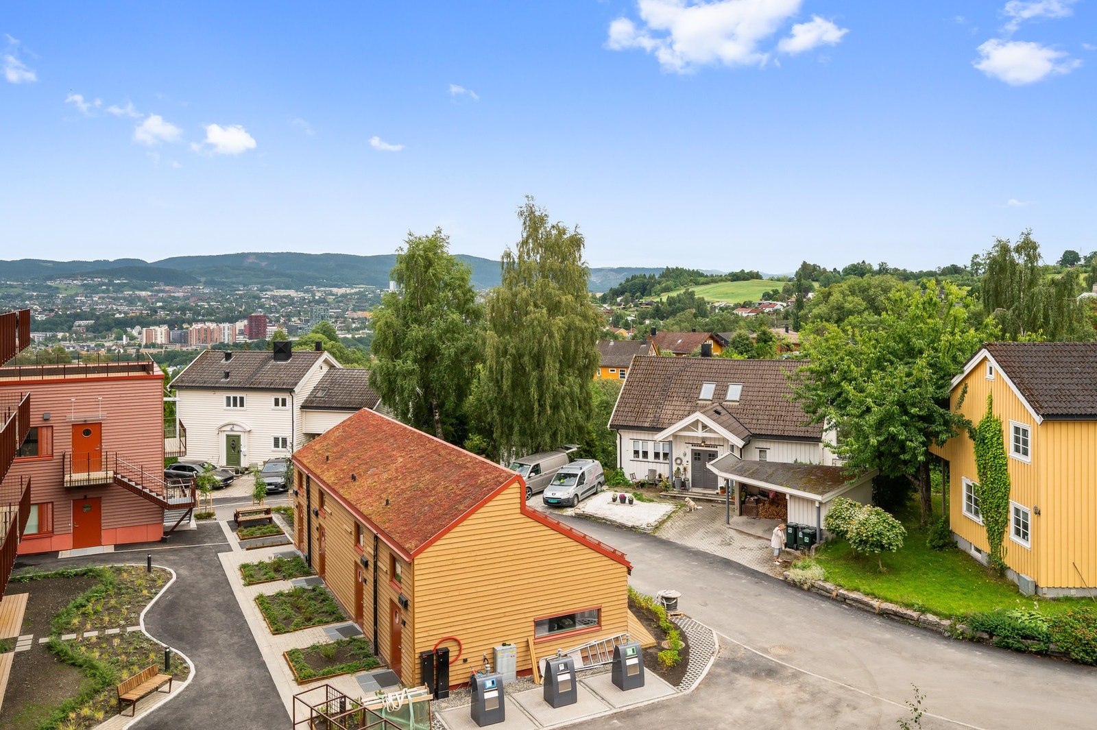 To p-plasser og elbil-lader medfølger. Galleribilde