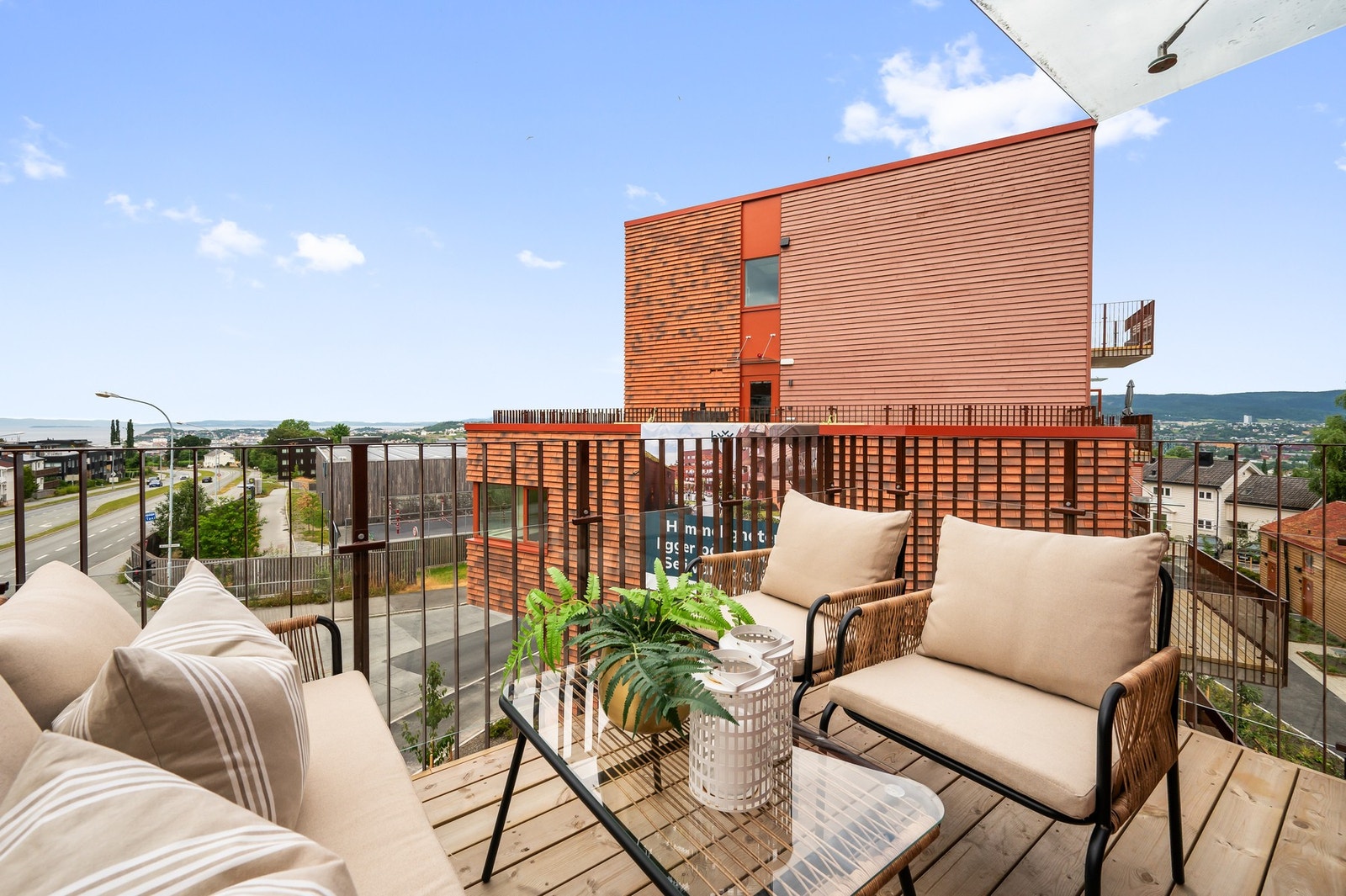 Privat balkong med flott utsikt mot sentrum og Trondheimsfjorden. Galleribilde