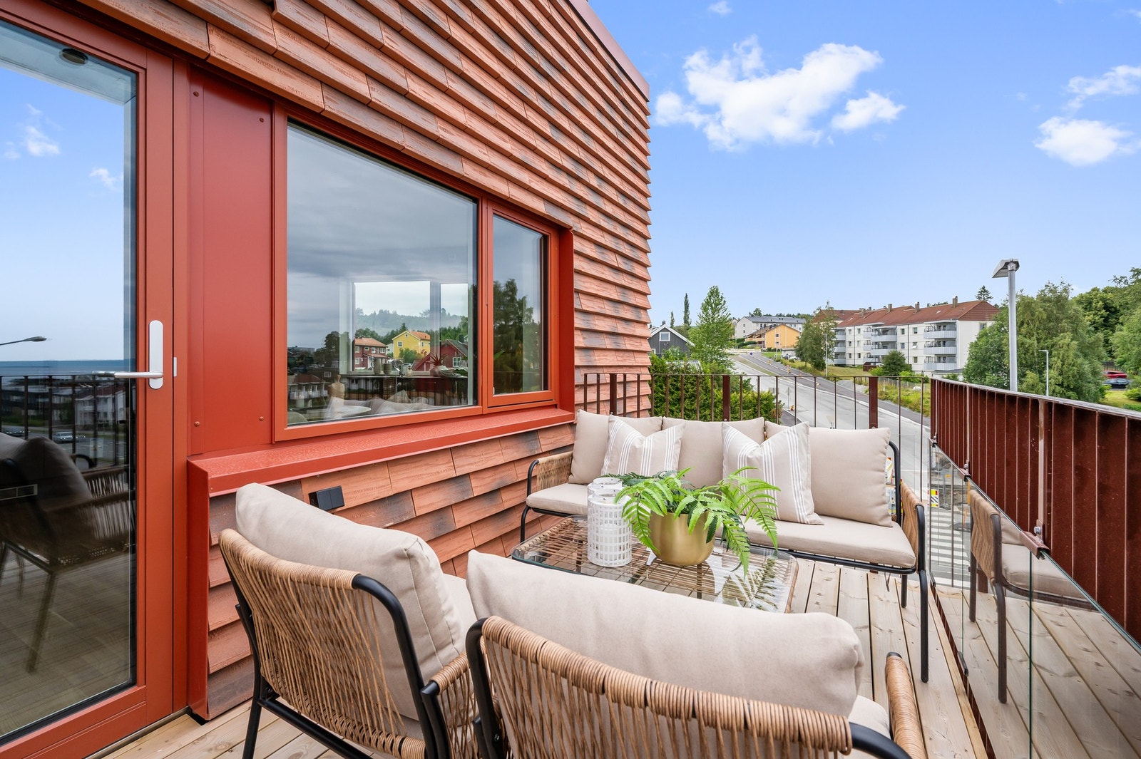 Det er ellers en stor, felles takterrasse beliggende i nabobygget, til fri bruk for beboere. Galleribilde