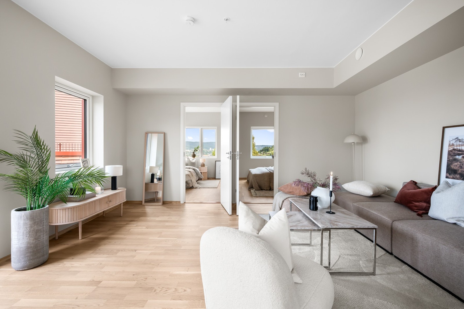 Trivelig stue med mye naturlig lys, og fin utsikt. To soverom ligger også innom stuen. Utgang til balkong. Galleribilde