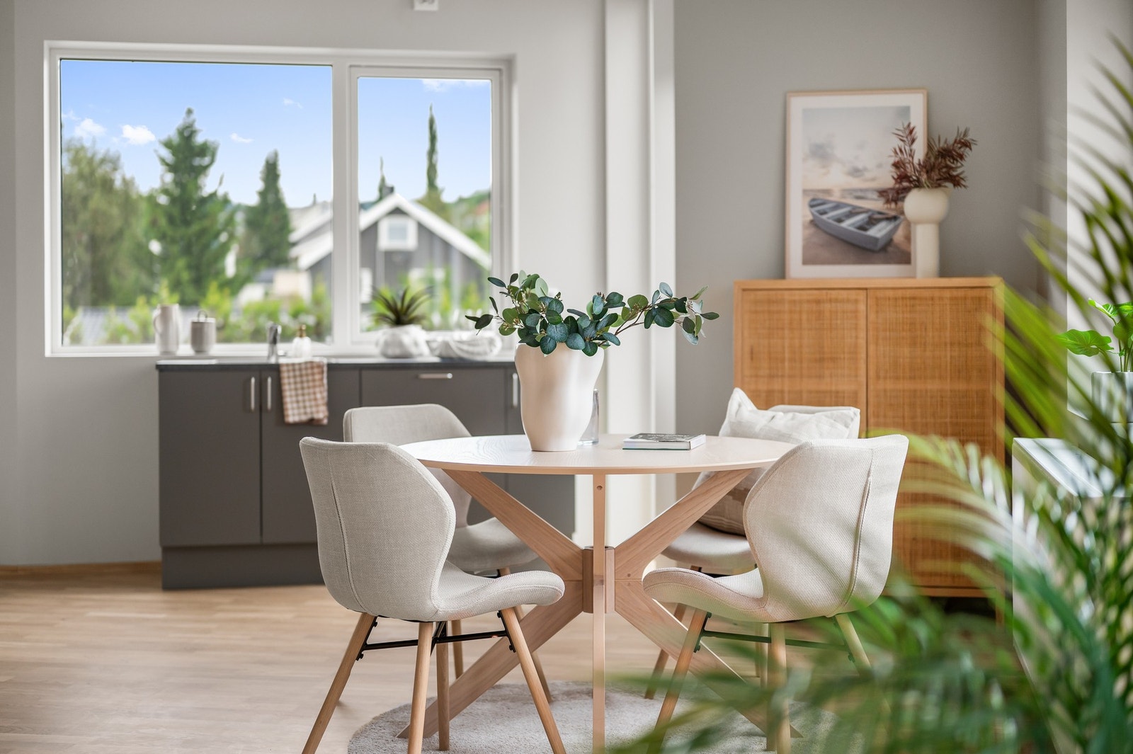 God plass til spisestue. Kjøkkenet er oppgradert med mer høyskap/kjøkkenskap, som blir satt opp der det er avbildet en kommode. Galleribilde