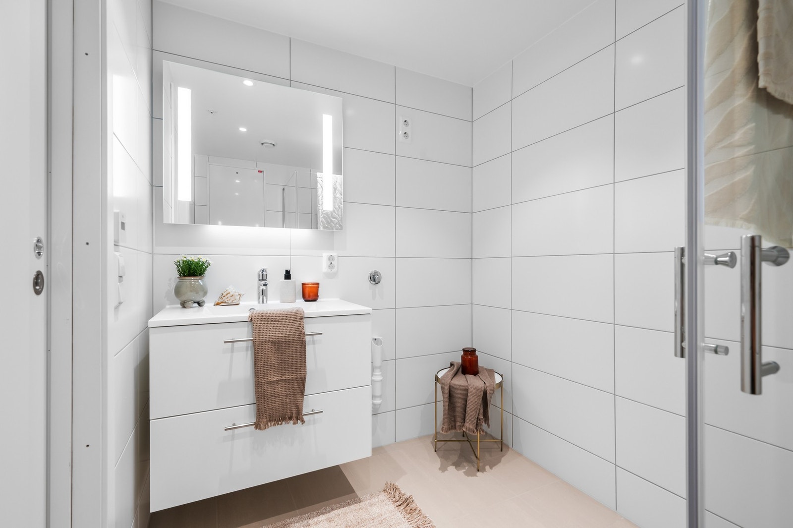 Baderom med moderne innredning. Opplegg til vaskemaskin, vegghengt wc og innfellbare dusjvegger. Galleribilde