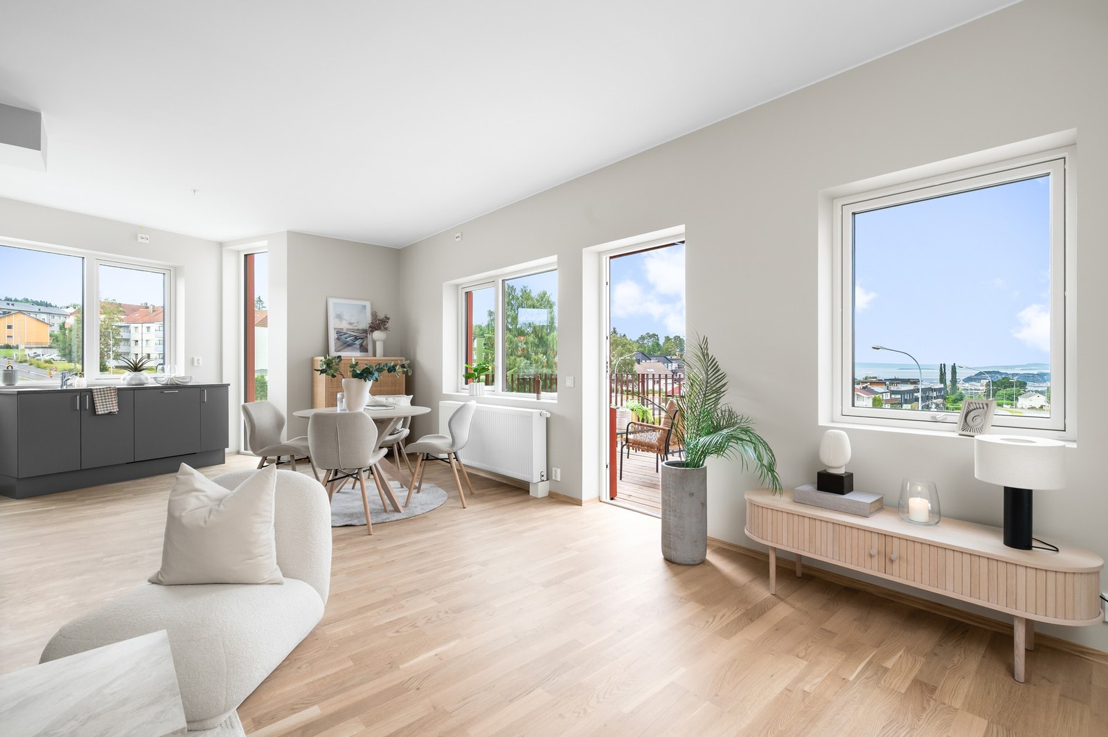 Leiligheten byr på stue og kjøkken i åpen løsning, balkong, tre soverom, bad og entré. Galleribilde