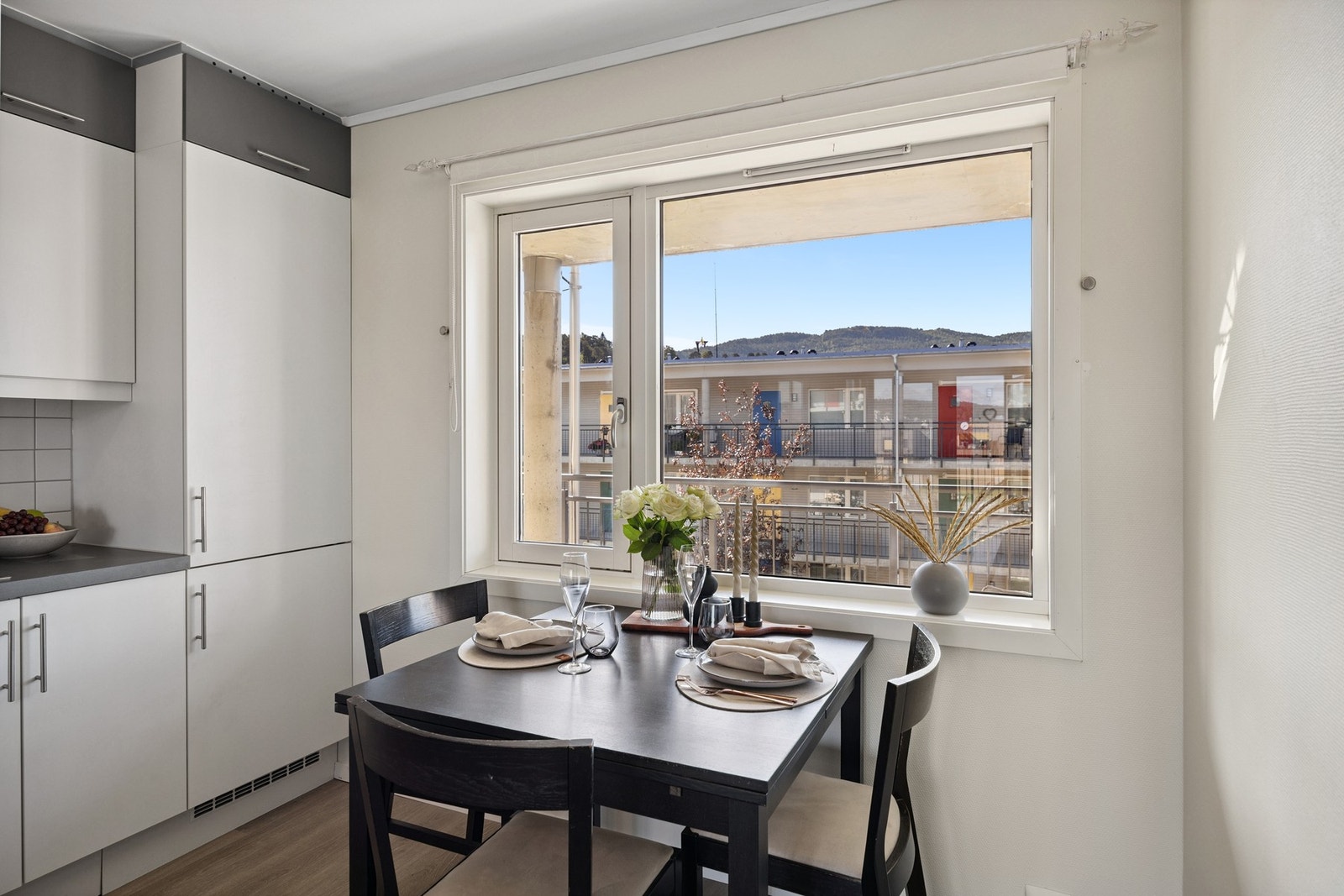 Plass til egen spisesone på kjøkkenet. Leiligheten er gjennomgående og nyter godt av naturlig lysinnslipp i begge ender. Galleribilde