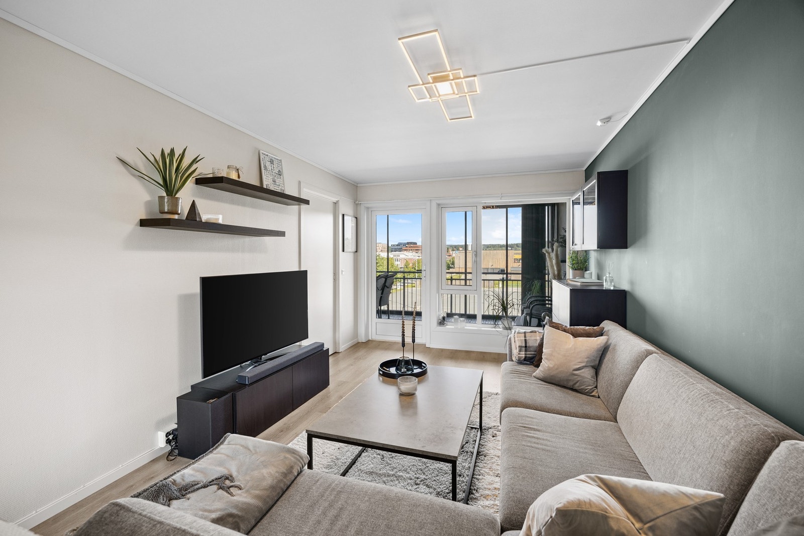 Innbydende stue med plass til sofaseksjon og TV-benk. Galleribilde