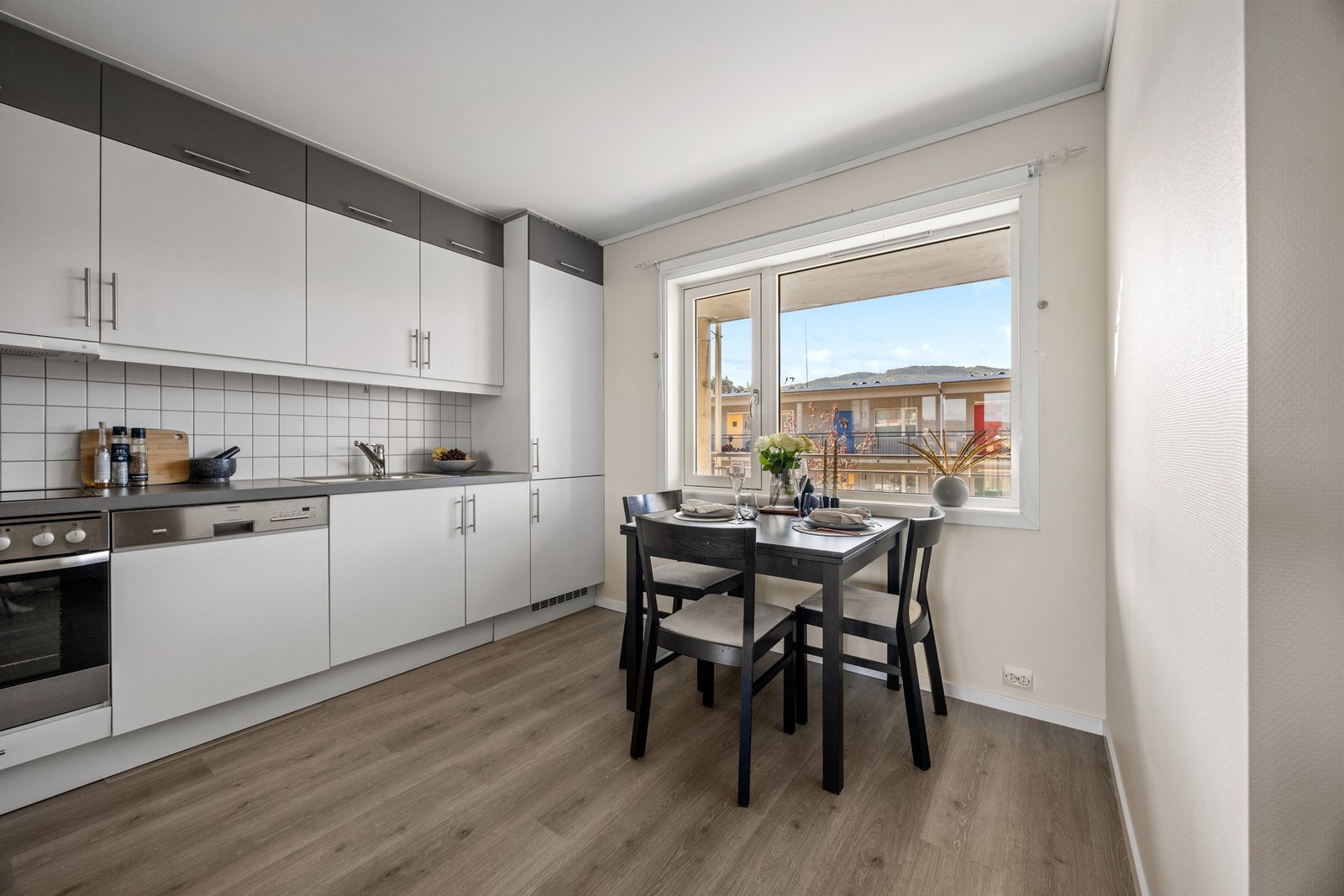 Kjøkkenet har integrerte hvitevarer som platetopp, stekeovn, kjøl-/fryseskap og oppvaskmaskin. Galleribilde