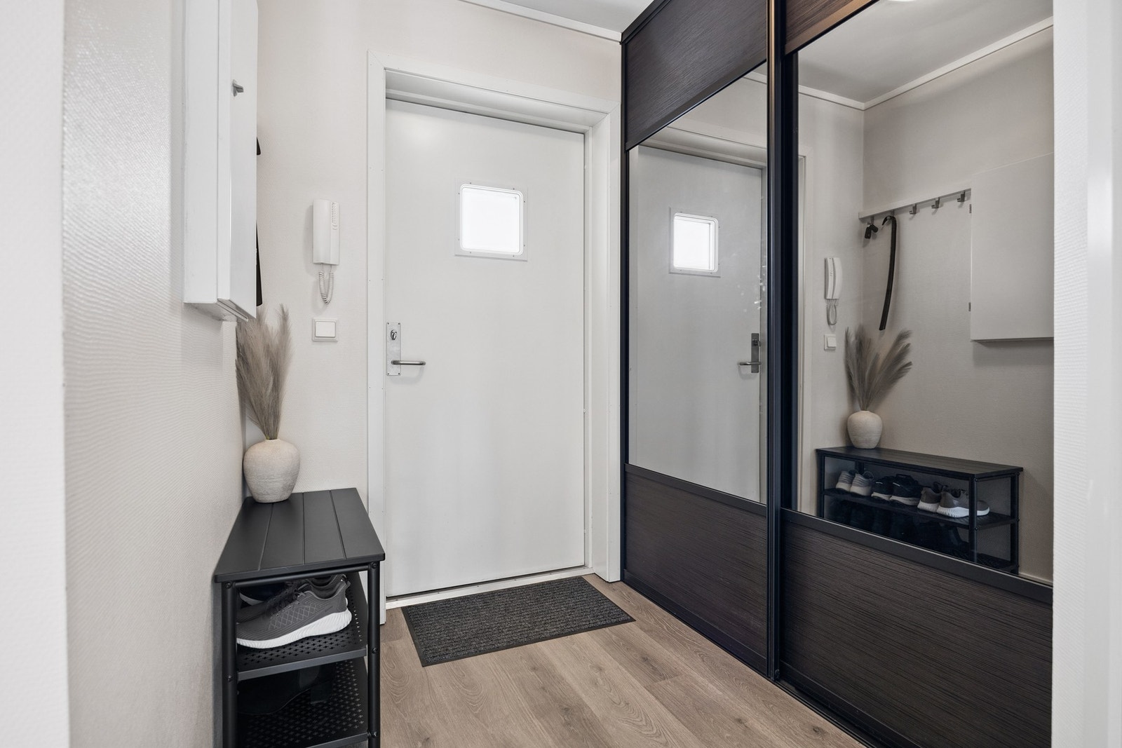 Entré - ca. 5 kvm. Utstyrt med skyvedørsgarderobe. Galleribilde