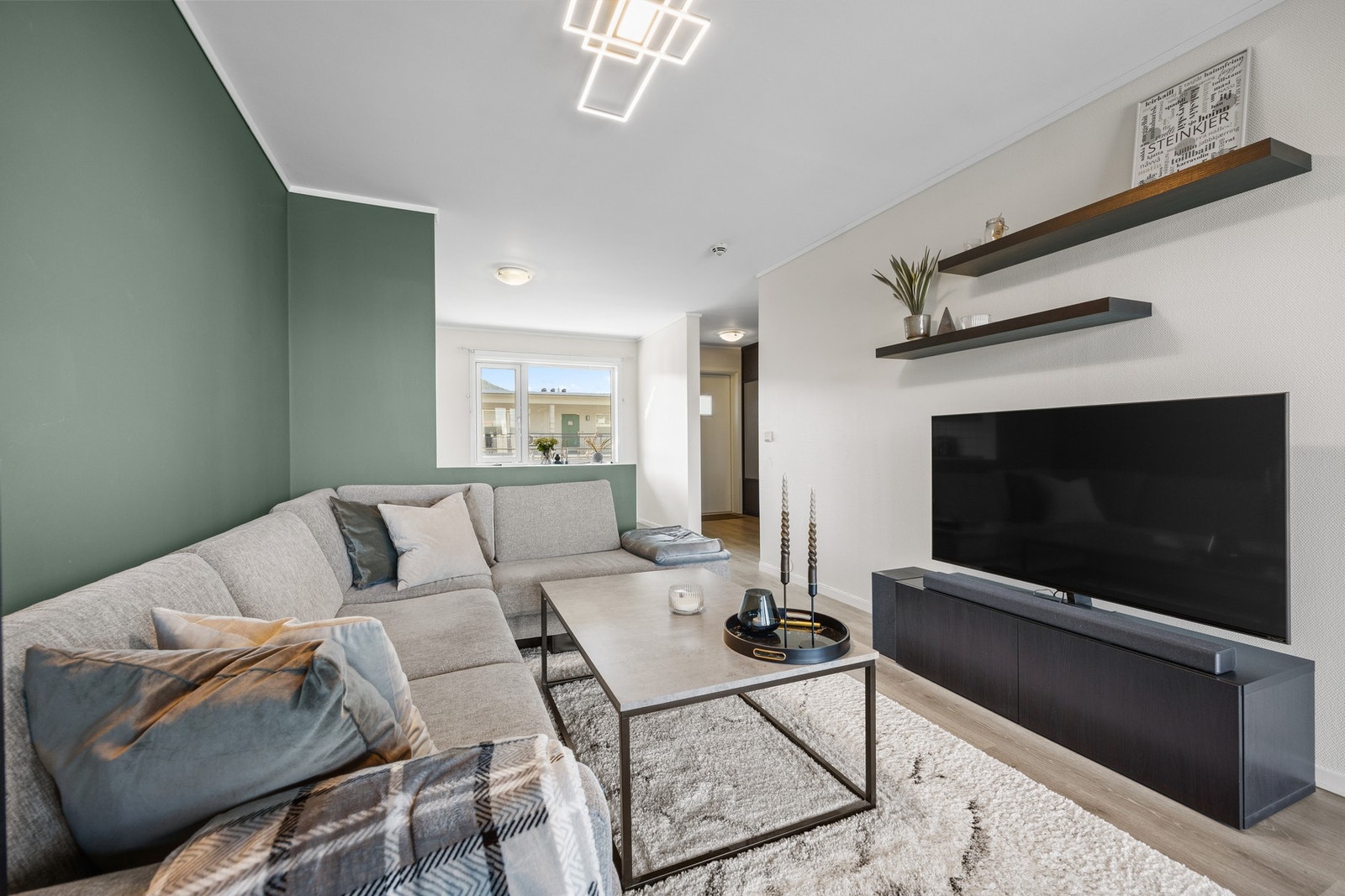 Det ble lagt nytt gulv i 2021 i entré, kjøkken/stue og soverom. Galleribilde