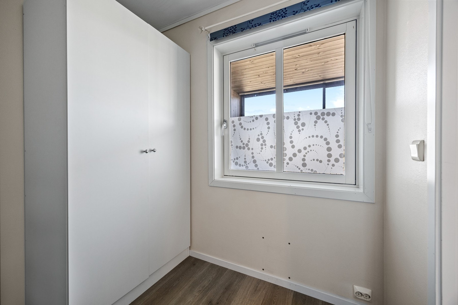 Soverommet er innredet med garderobeskap. Galleribilde