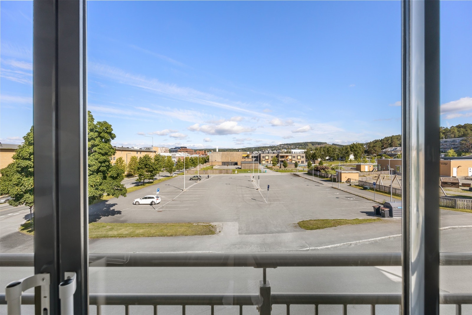 Fri utsikt mot byen fra balkongen. Galleribilde