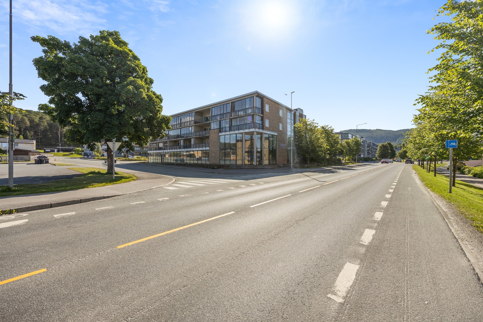 Leiligheten har en meget sentral beliggenhet, med kort avstand til alle servicefunksjoner. Bl.a. gangavstand til kjøpesenter, togstasjon og Nord Universitet. Galleribilde