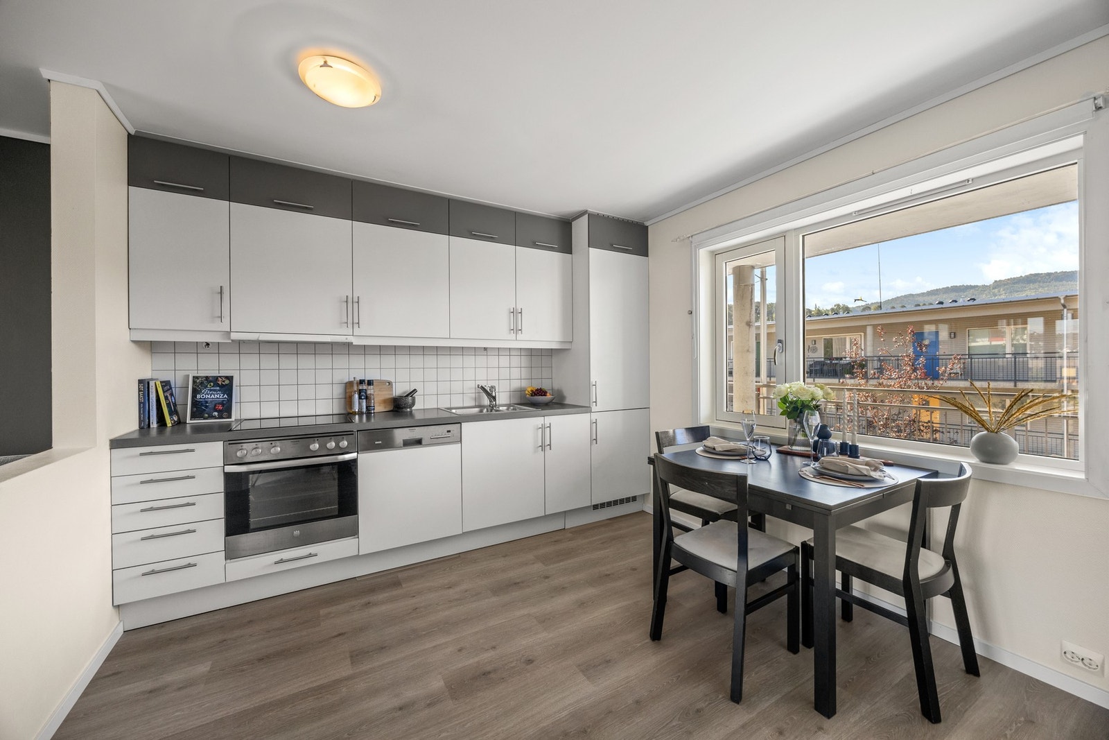 Pent og praktisk kjøkken med god oppbevaringsplass. Galleribilde