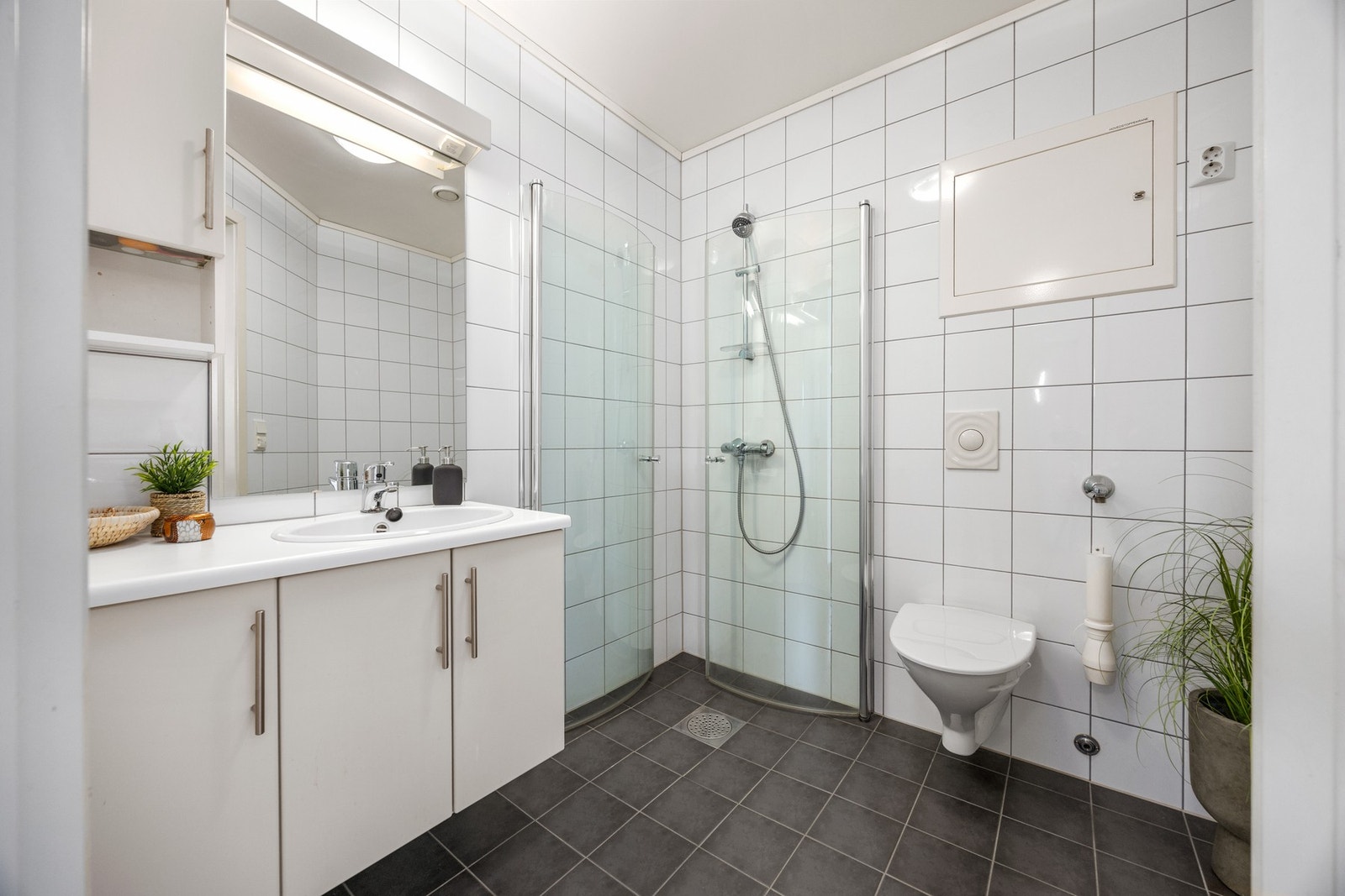 Bad - ca. 3,5 kvm. Flislagt i tidløse farger. Galleribilde