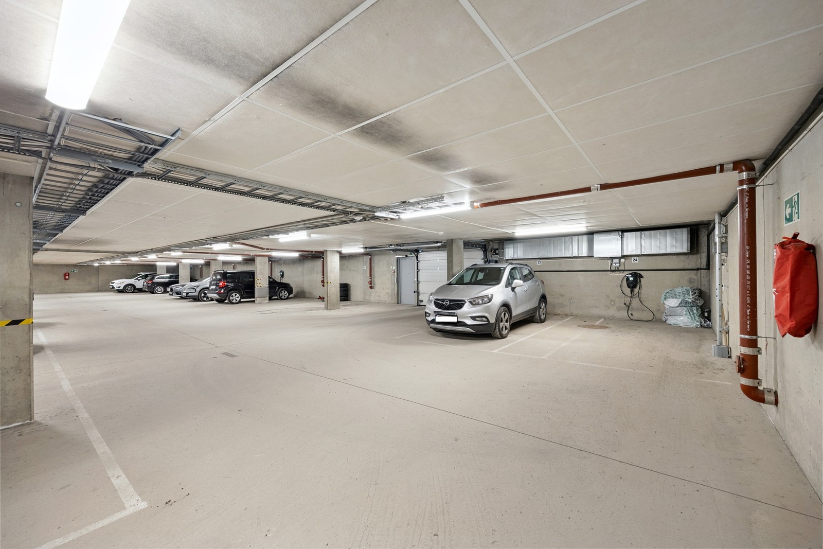 Leiligheten disponerer egen fast parkeringsplass i borettslagets parkeringskjeller. Galleribilde