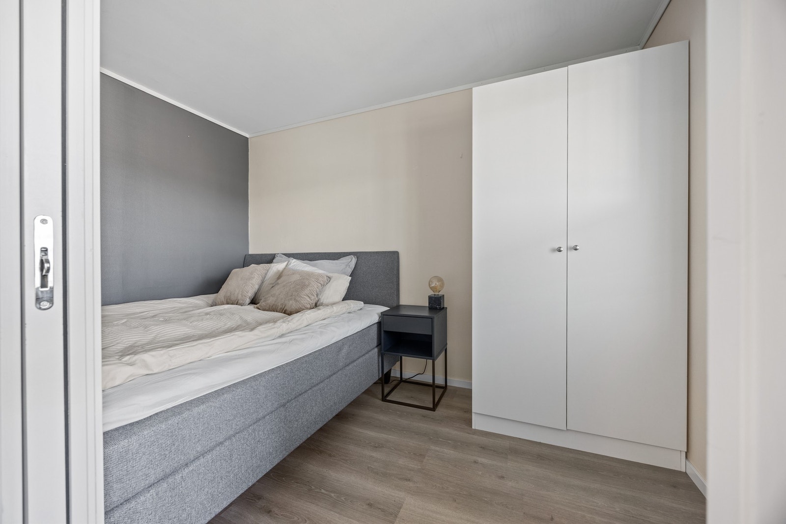 Soverom - ca. 7,5 kvm. God plass for dobbeltseng. Galleribilde