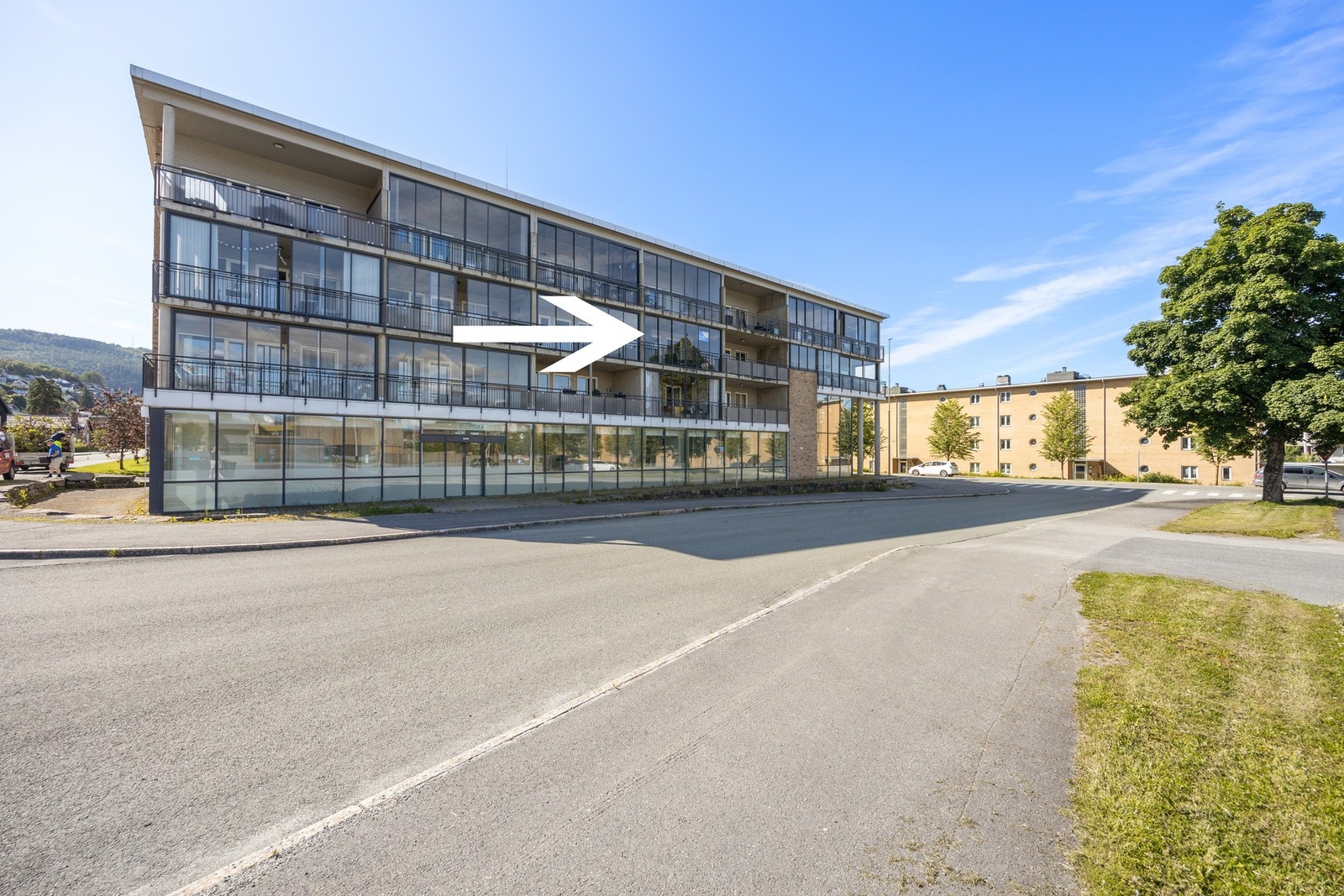 Leiligheten har en god beliggenhet i byggets tredje etasje, med innglasset balkong. Galleribilde