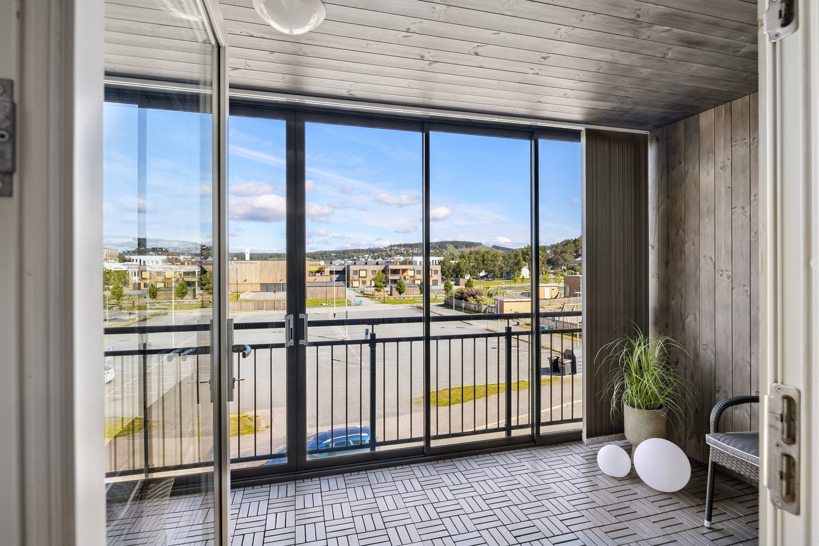 Fra stuen er det utgang til egen innglasset balkong. Galleribilde