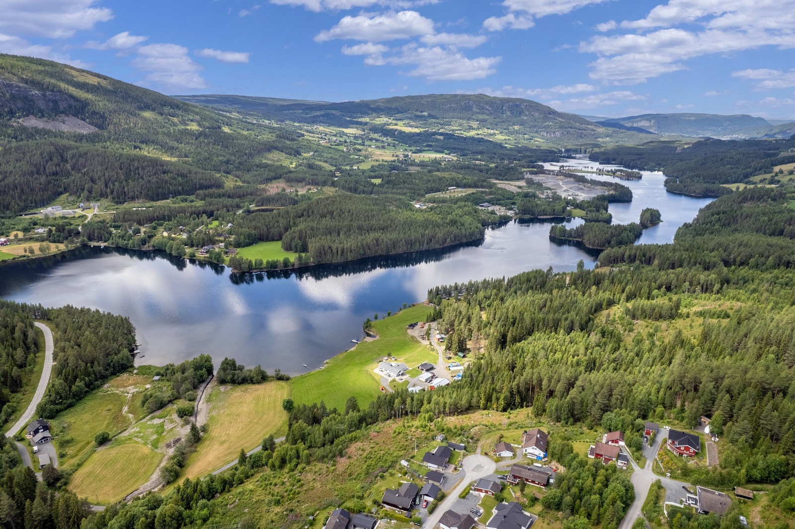 Gangavstand til Aurdalsfjorden med bade- og fiskemuligheter, kort vei til fotballbane og lysløype. Galleribilde