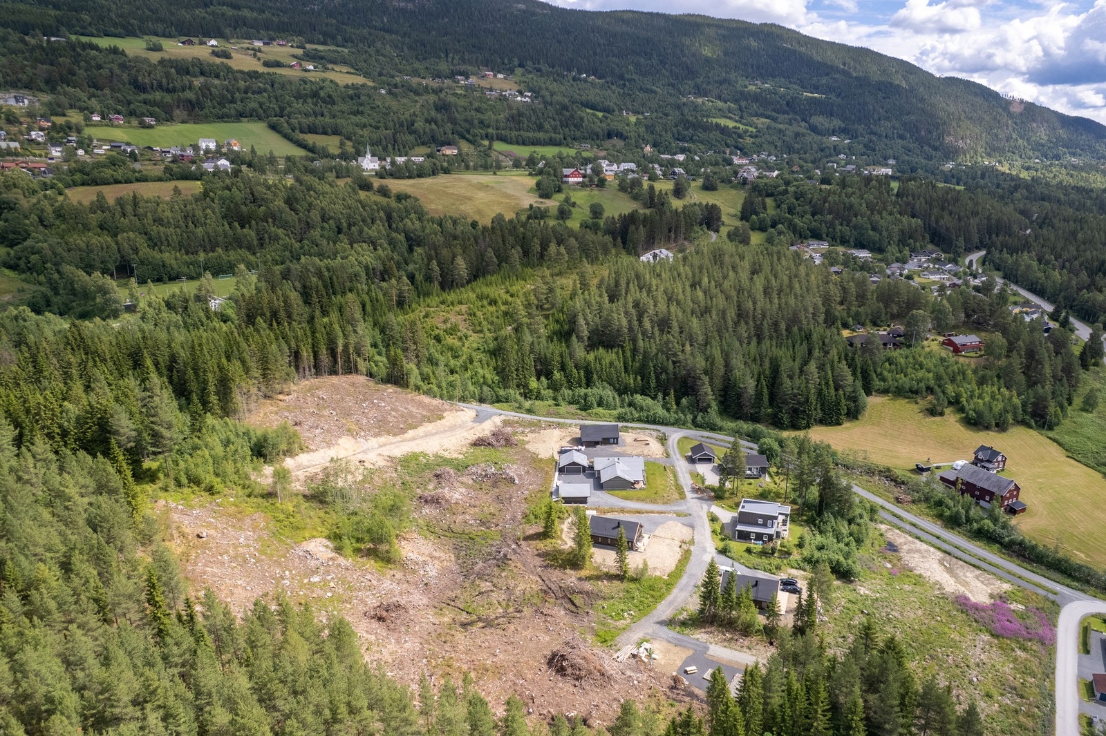 I tilknytning til hagen, og med utgang fra stue/kjøkken, bygges det en romslig terrasse på ca. 37 kvm med god plass til utemøbler, grill med mer. Galleribilde