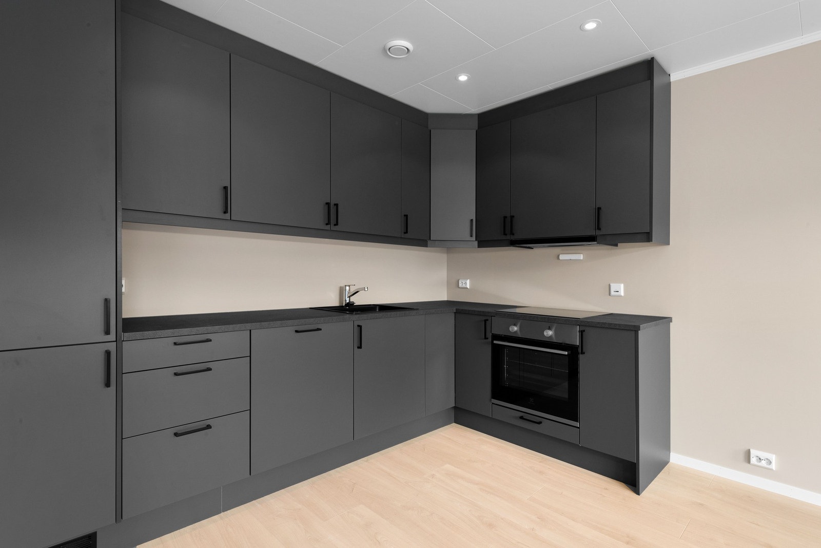 Kjøkkenet blir levert med integrerte hvitevarer. Galleribilde