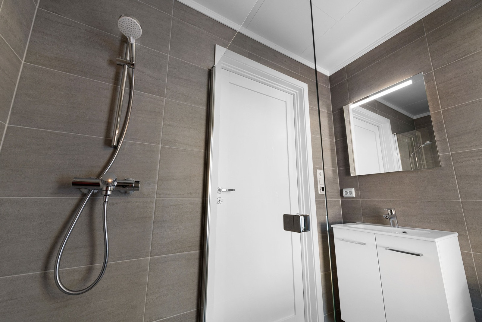 Dusjhjørne med innfellbare glassvegger. Galleribilde