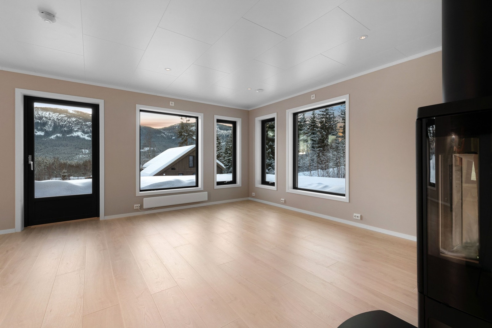 Rommet får vindusflater på tre side, noe som gir et flott gjennomlys. Galleribilde