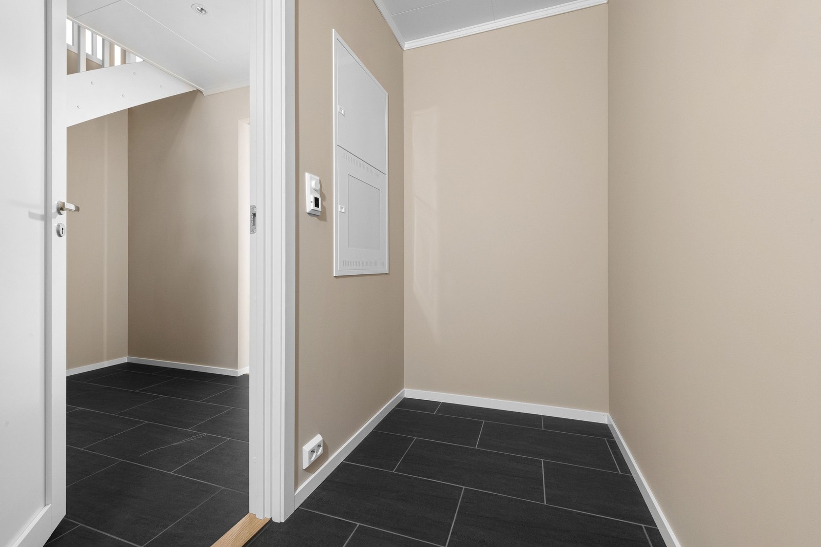 Fra entreen er det inngang til en praktisk bod hvor man kan oppbevare yttertøy og sko f.eks. Galleribilde