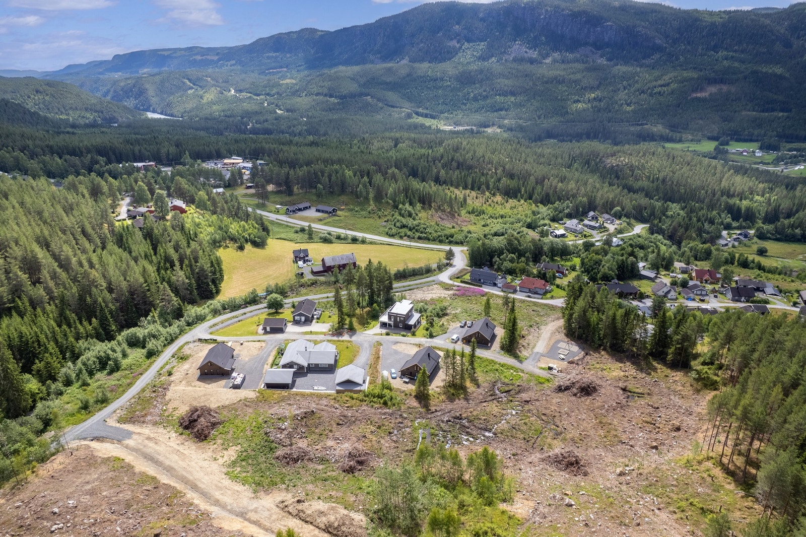 Nede i bygda ligger Aurdal Fjordcamping og Hytter, et flott sted for bading og fiske. Aurdal har også restaurant, bakeri, bensinstasjon og dagligvarebutikk, som har åpent både søndager og helligdager. Galleribilde