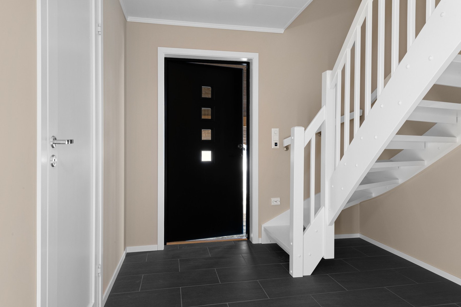 Entreen får fliser på gulvet fra Norfloor i fargen dark grey. Det blir selvfølgelig varme i gulvet, og i himlingen monteres det downlights. Galleribilde