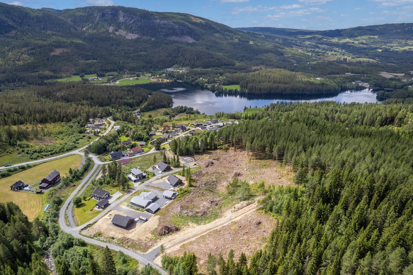 Valdres Golf, som ligger ved Aurdalsfjorden i Vestringsbygda, er kun 7 minutters kjøring unna. Galleribilde