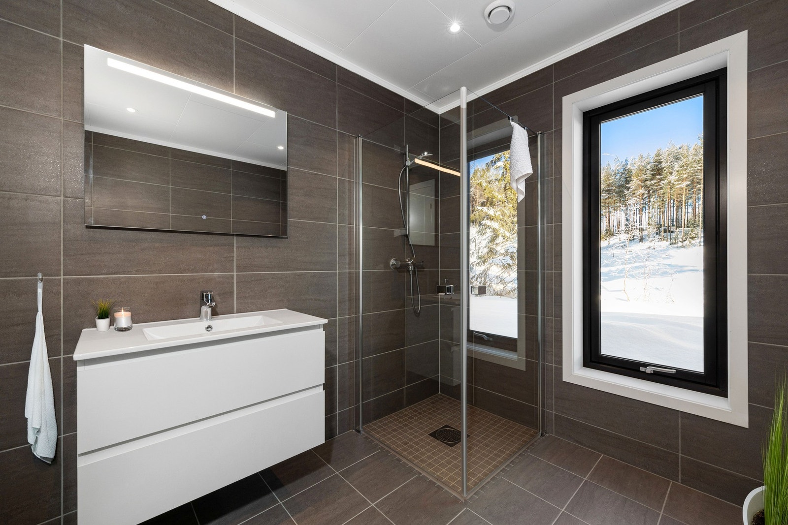 Det blir to delikate bad, et med opplegg for vaskemaskin og tørketrommel. Galleribilde