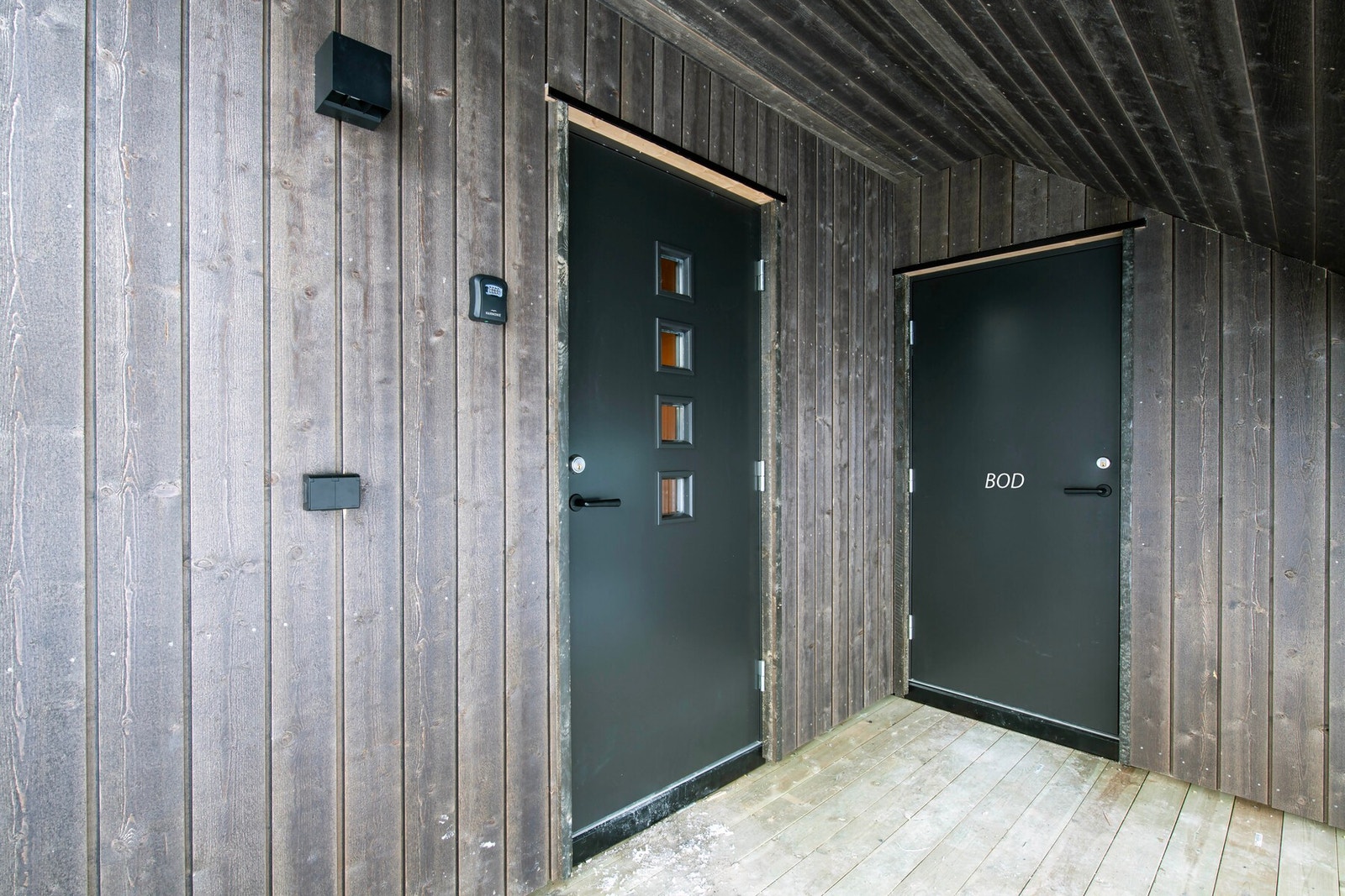 Det er også en utvendig bod plassert ved inngangsdør utvendig. Galleribilde