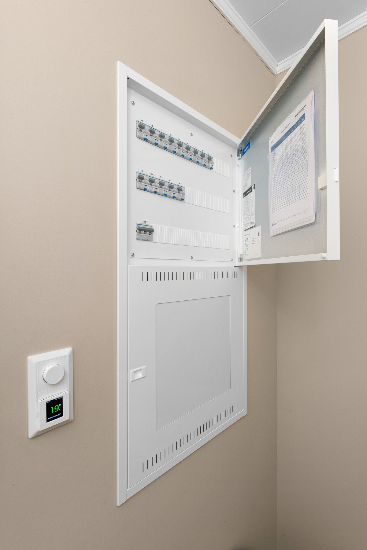 Elanlegg leveres i henhold til NEK 400, og det leveres seriekoblede røykvarslere. Galleribilde