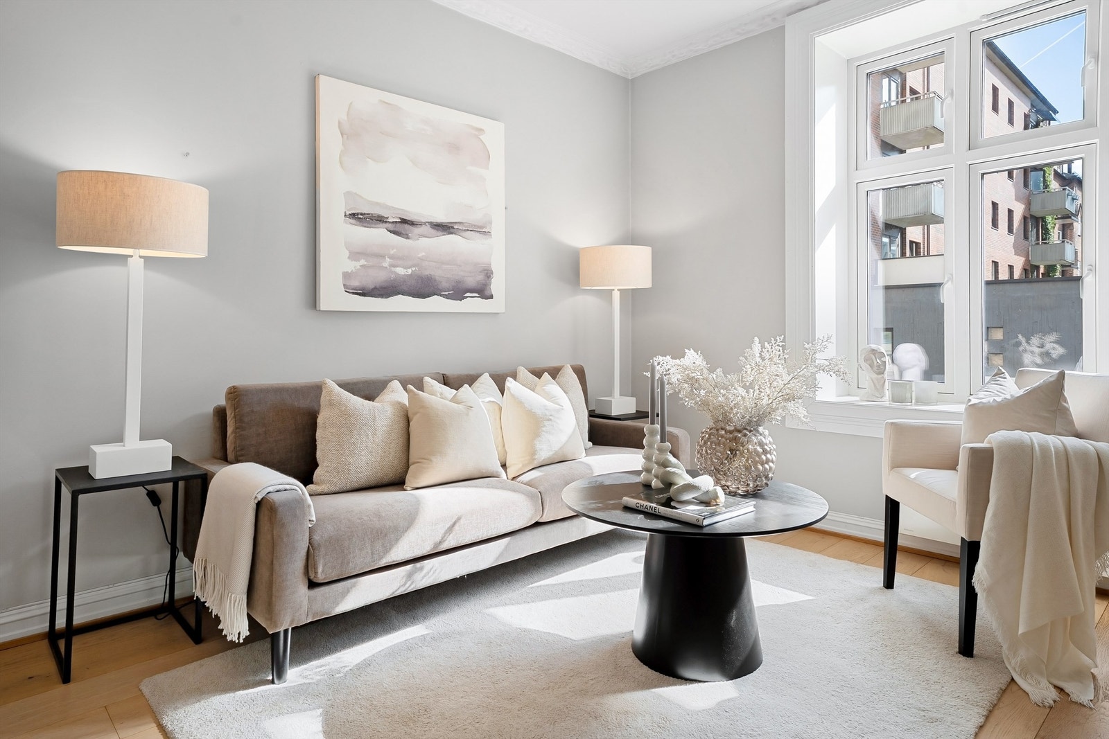 Åpen stue og kjøkkenløsning med god plass til sofa og spisebord. Galleribilde