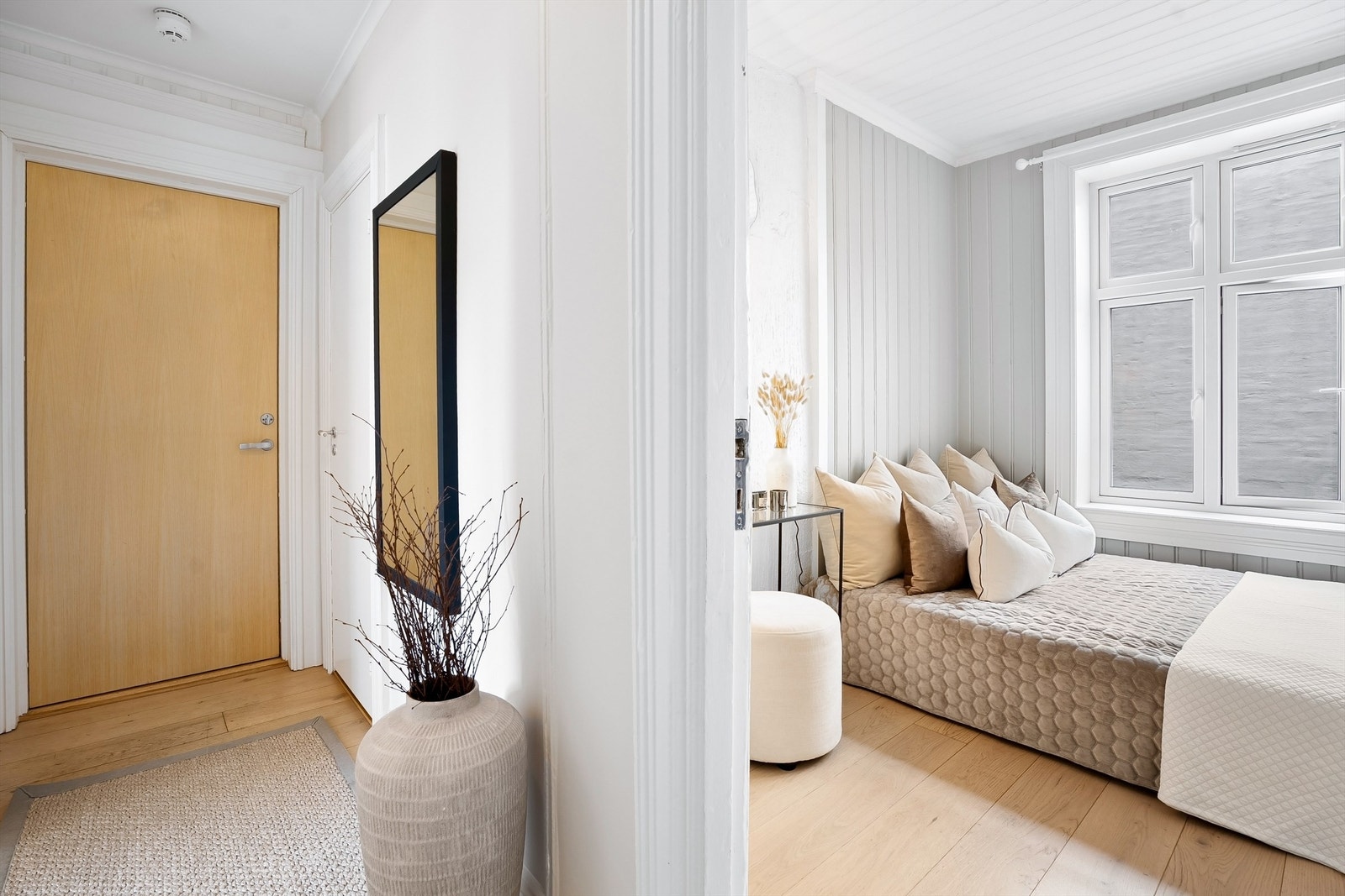 Inngang til soverommet fra gangen. Galleribilde