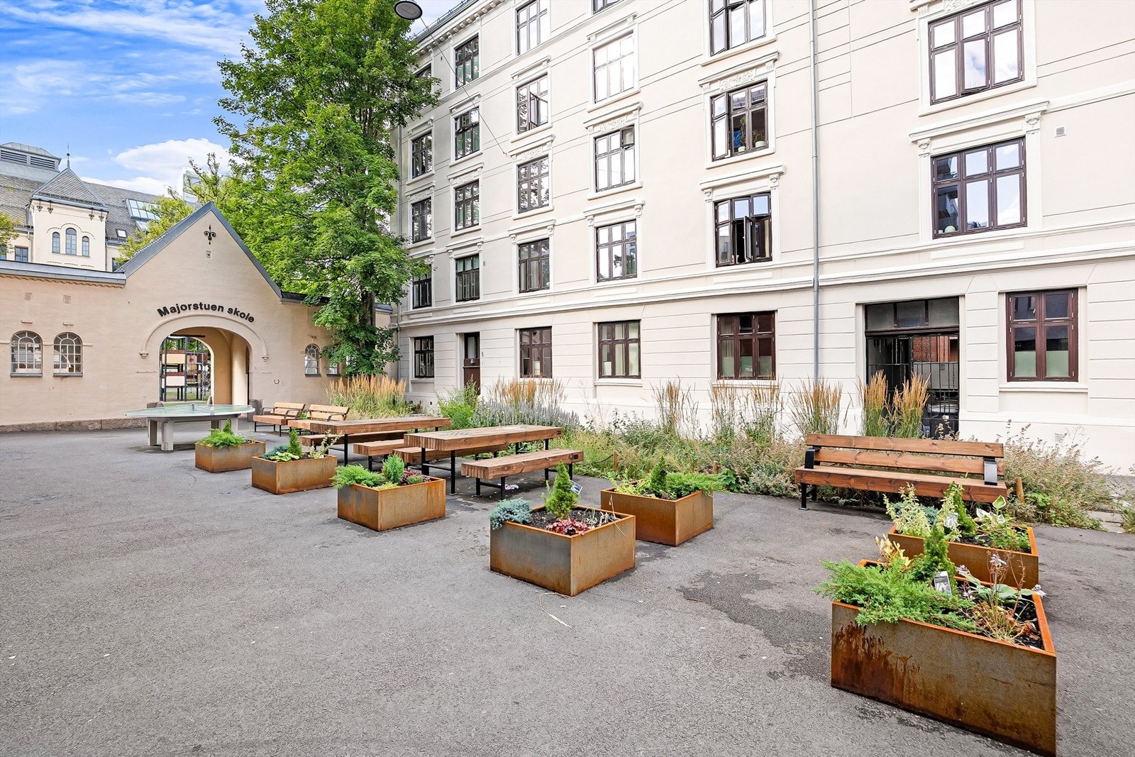 Hyggelig inngangsparti til bygården. Galleribilde