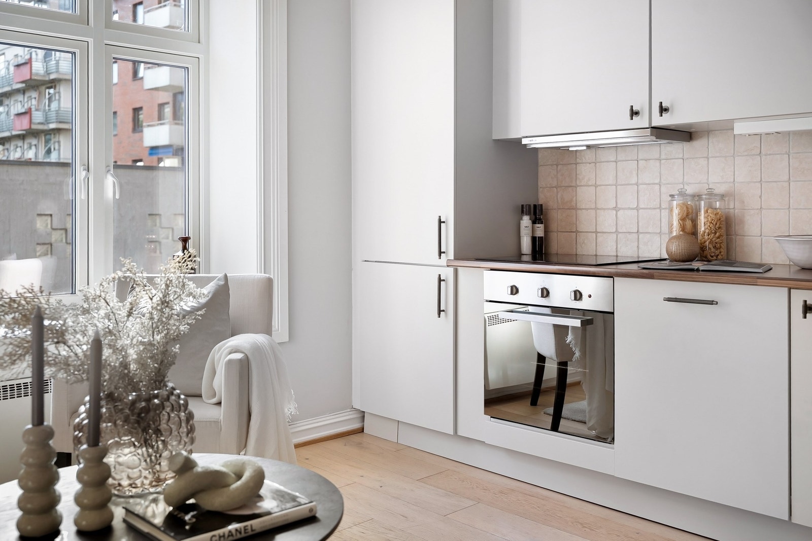 I 2025 har nåværende eier byttet platetopp, pusset og malt kjøkkenfronter samt byttet håndtak av typen messing fra Beslag. Galleribilde