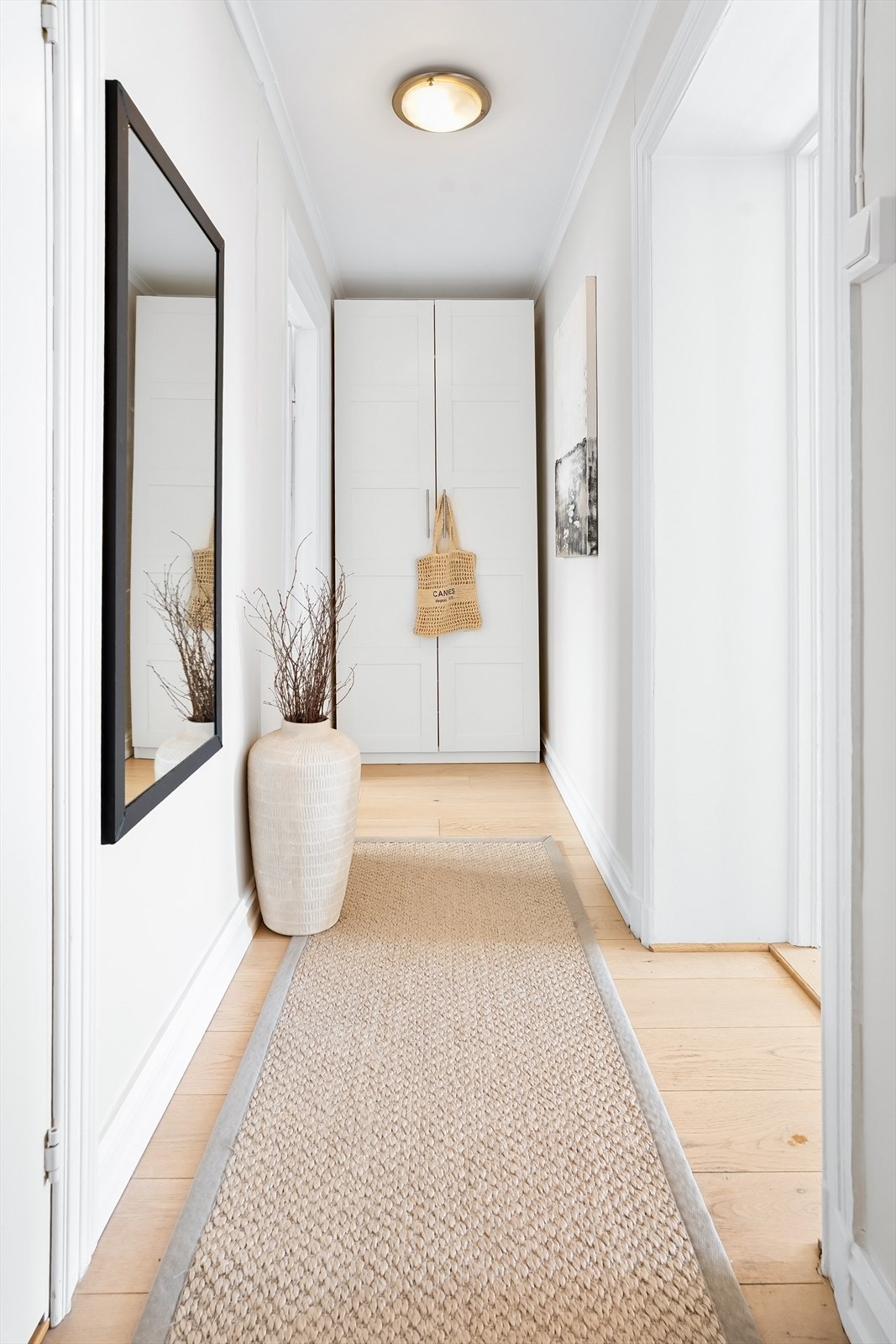 Leilighetens entré har plass til å henge fra seg yttertøy og skotøy samt garderobeskap. Garderobeskapet medfølger ved salg. Galleribilde