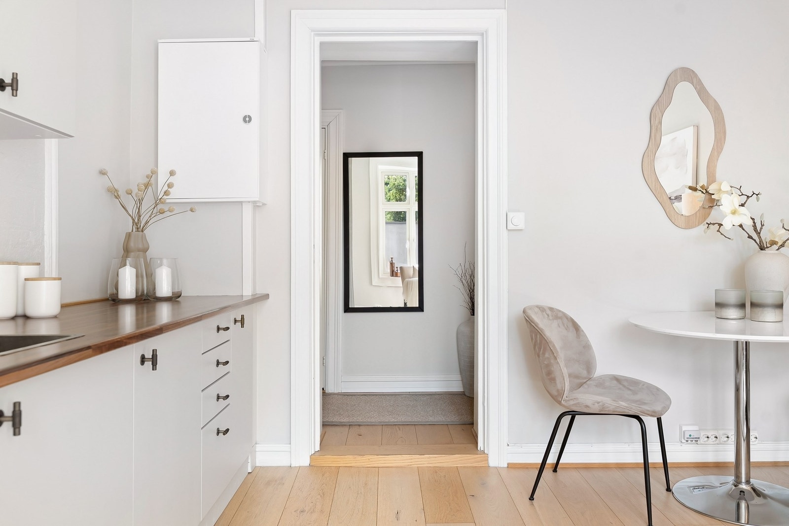 Gulvet er belagt i en-stavs parkett som kan slipes dersom ønskelig. Galleribilde