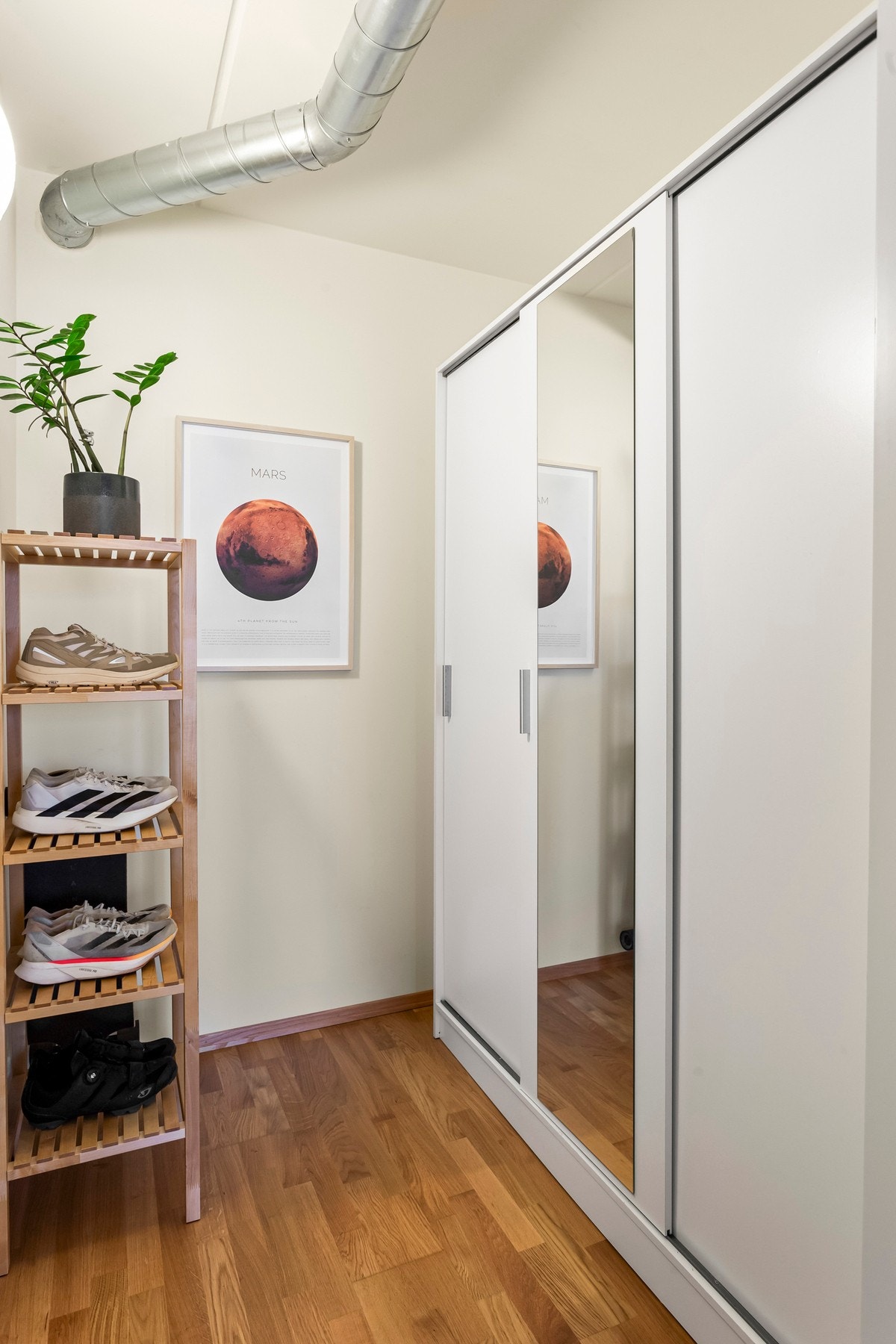 Tilknyttet et av soverommene er det et praktisk omkledningsrom på ca. 3 m² Galleribilde